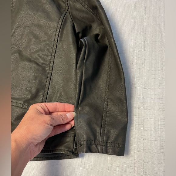 Genuine Kids by Osh Kosh Faux Leather Motorcycle Jacket | Size 5T - Picture 14 of 15